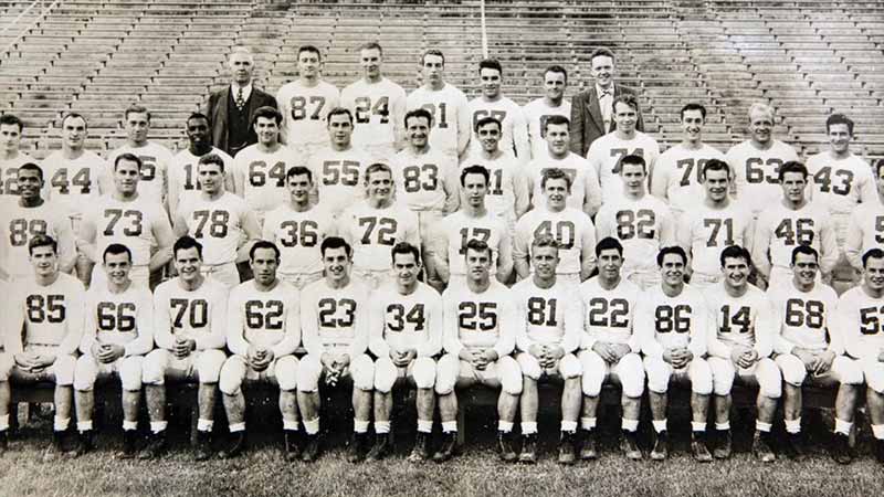 1948年的宾夕法尼亚州立大学足球队摆姿势拍照。四排运动员坐着或站着。穿西装打领带的教练站在左上一排。