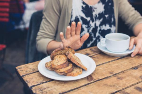 在café网站上，一名不吃麸质食物的女性拒绝了土司。